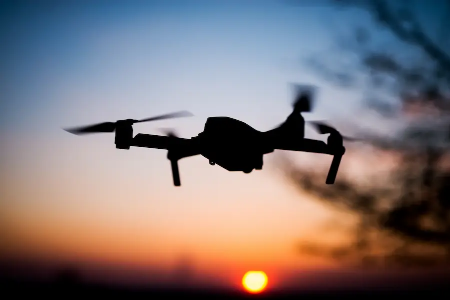 dron en atardecer